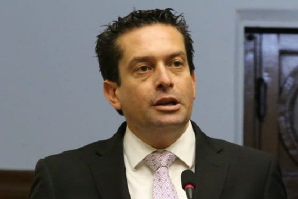 Miguel Torres “es show mediático"