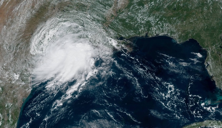 Humberto cae sobre Bermuda e Imelda ya golpea a Houston