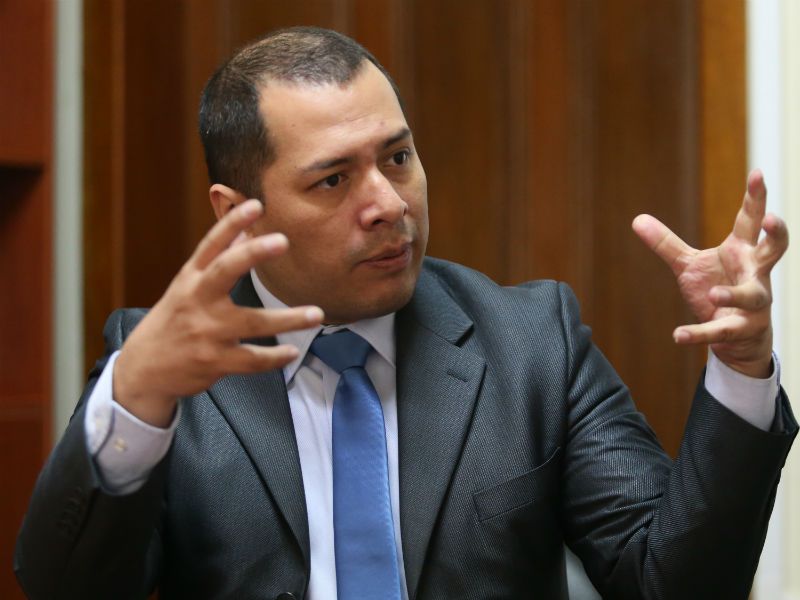 “Si Delia Espinoza no  deja entrar a Benavides,  incurrirá en un delito”Christian Salas, defensor legal de Patricia Benavides, compartió sus sensaciones tras la decisión de la Junta Nacional de Justicia de reponer a su defendida en el cargo de fiscal de la Nación. Dijo que si Delia Espinoza no acata la medida cometerá delito. “Si Delia Espinoza no la deja ocupar su cargo, incurre a un delito clarísimo de omisión de acto funcional o resistencia a la autoridad. Nosotros tenemos que exigir el cumplimiento de una decisión incuestionable “Este caso va a quedar para el estudio de muchas generaciones de abogados y para la formación de fiscales, pues este es el mejor ejemplo de una causa justa”, señaló. Asimismo, señaló: “Desde que asumimos este caso, desde los diversos frentes, partimos de la convicción que se había generado un atropello, no solo en contra de Patricia Benavides, sino que también en contra del Ministerio Público“. Del mismo modo, indicó: “Esto fue un complot nacido en EFFICOP, que denunciamos a través de acciones públicas. Una situación totalmente irregular”. En esa línea, Juan Peña, el otro defensor legal de Patricia Benavides, dijo que sabían que la iban a reponer en el cargo. “Hemos hablado con ella lo de la notificación. Sabíamos que en algún momento iba a pasar, ya sea con la junta o el TC, porque era lo que correspondía, no había otra decisión. Esto en algún momento iba a suceder”, expresó. Por otro lado, el abogado de Benavides resaltó que su cliente tenía que ser fiscal de la Nación por tres años; es decir, hasta el 1 de julio del 2025. “Ellos tomaron la decisión de poner en el cargo a la doctora Benavides hasta el 1 de julio del 2025, por lo que, por ley, lo que toca es que ella asuma el cargo de fiscal de la Nación hasta el 1 de julio de este año”, puntualizó. Finalmente, indicó que, si el tiempo de permanencia de su defendida como fiscal de la Nación entra en discusión, la decisión final será tomada entre los fiscales supremos.