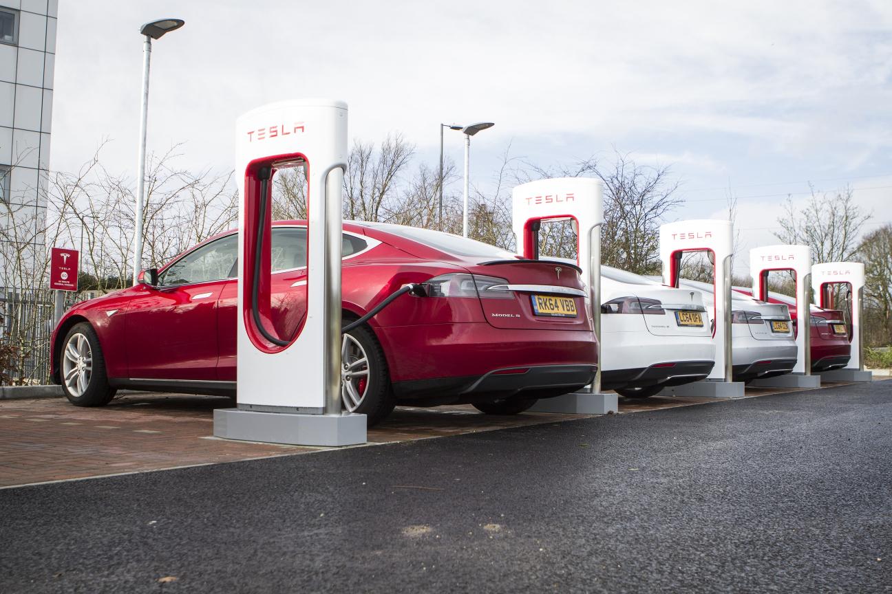 Tesla habilita sus Superchargers para cualquier vehículo electrónico