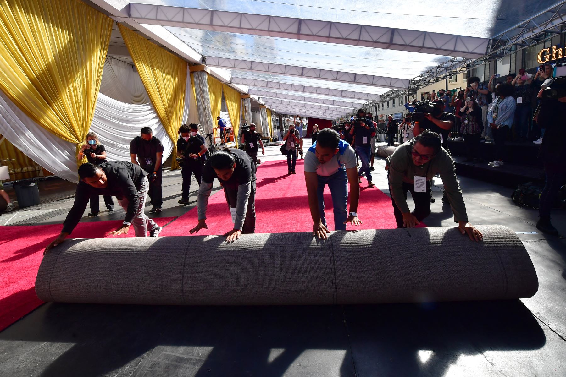 Alfombra de los Óscar se despliega después de dos años
