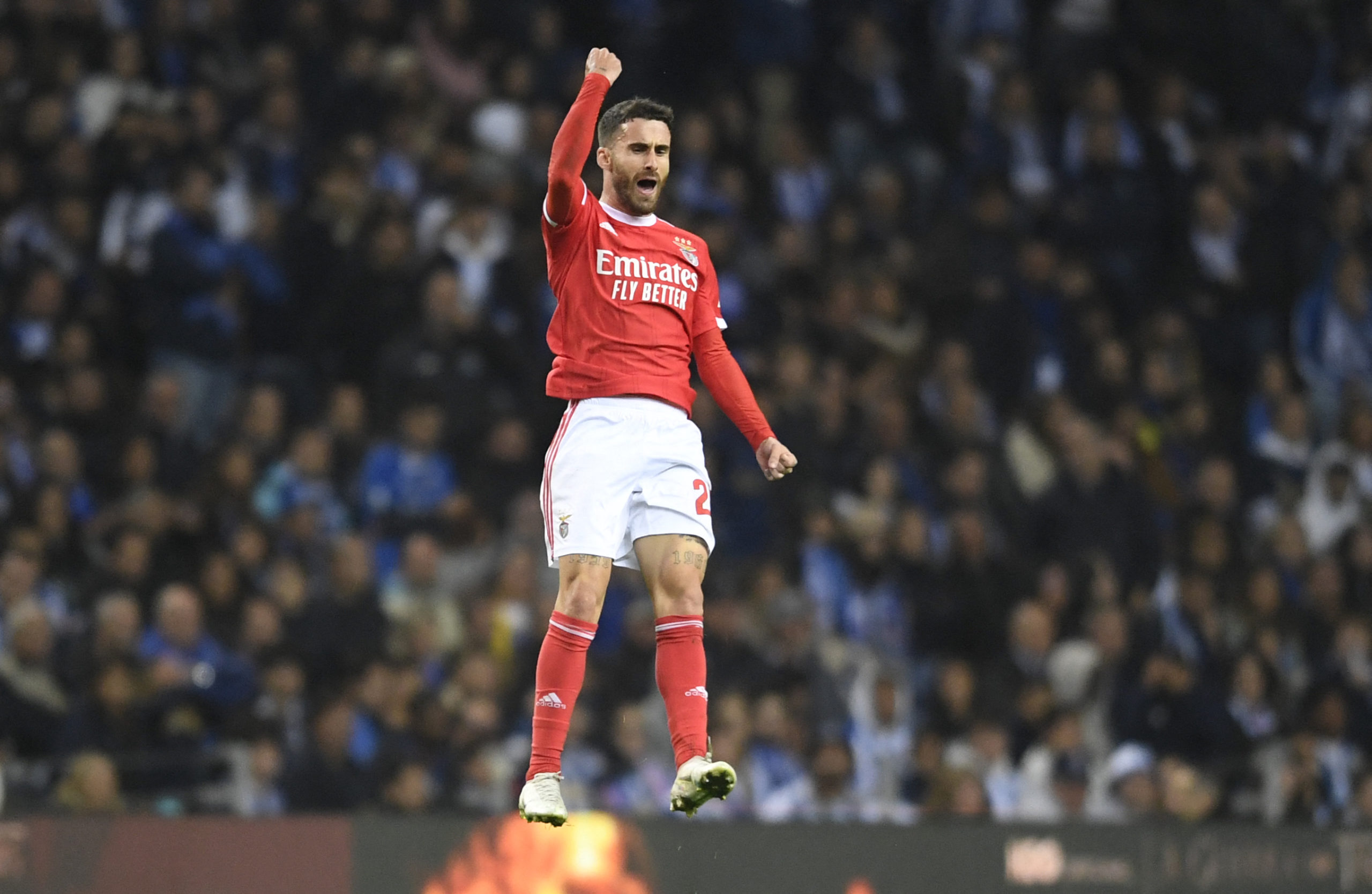 Benfica venció al Porto y se llevó el clásico de la Liga Portuguesa Benfica venció al Porto y se llevó el clásico de la Liga Portuguesa