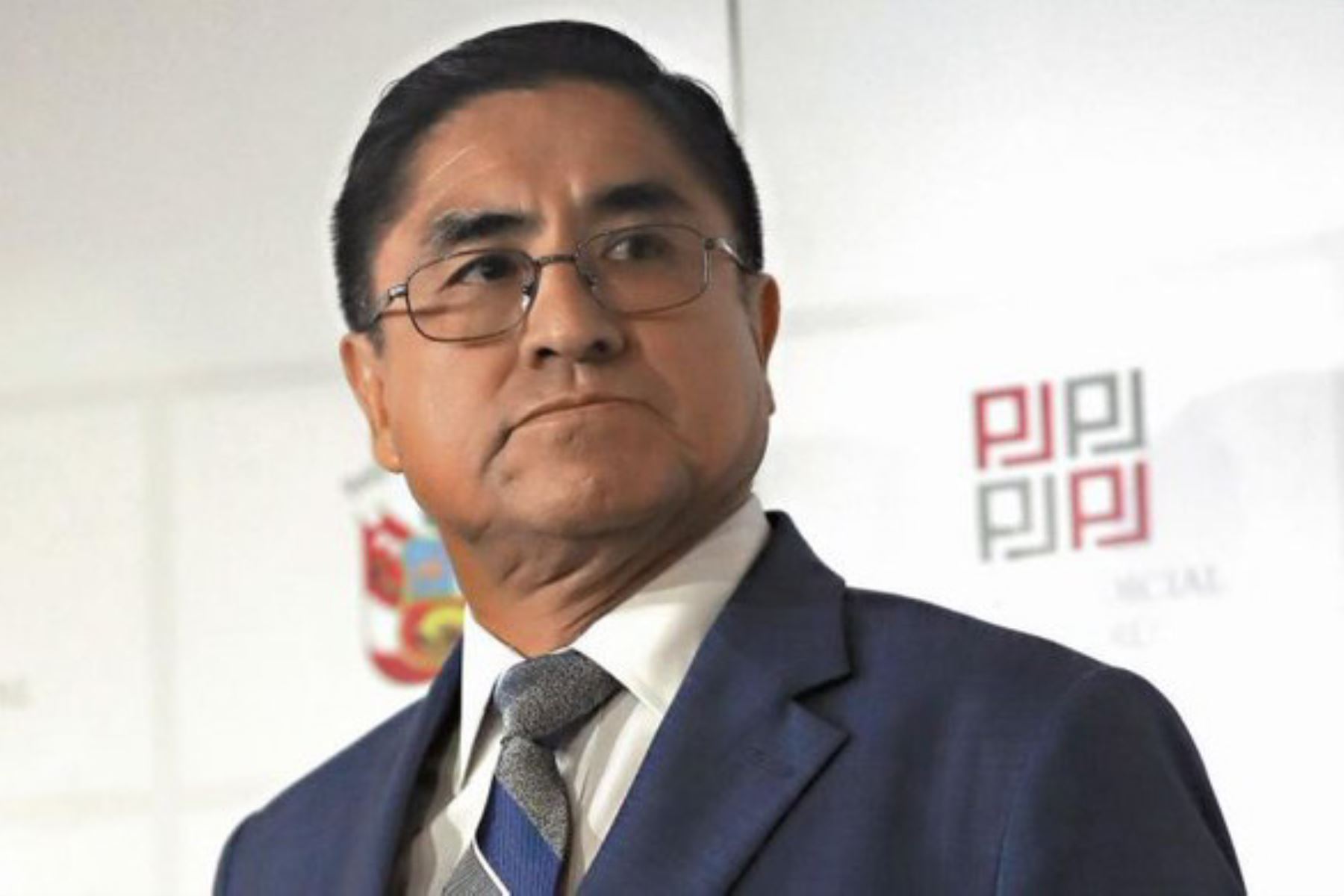 César Hinostroza César Hinostroza