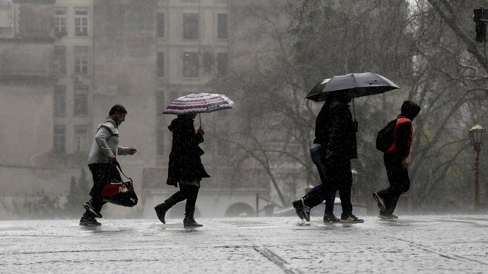 Temporal de fuertes lluvias y vientos afectan Buenos Aires