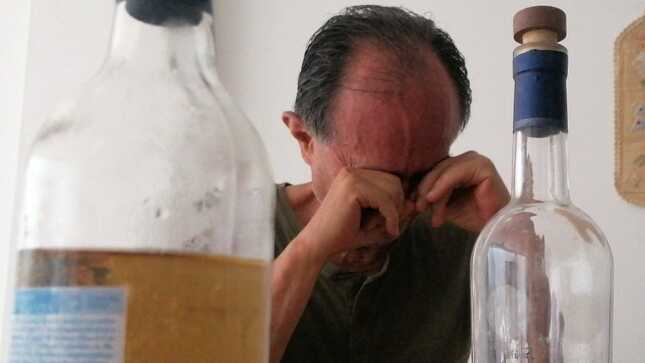 Fiestas de fin de año: Beber alcohol adulterado podría causar pérdida de visión