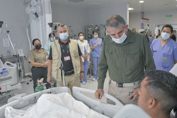 Ministro Torres muestra su apoyo a policías afectados tras detonación de pirotecnia