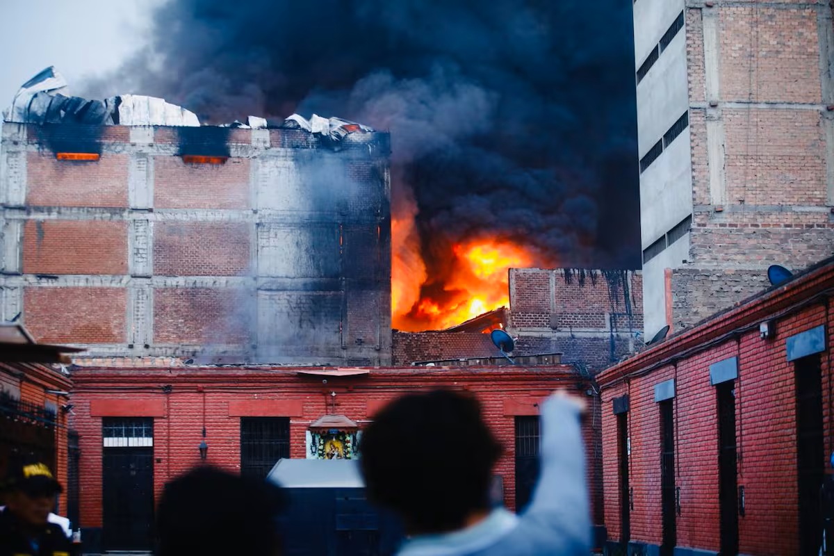 Bomberos luchan para apagar gran incendio en el Cercado de Lima Bomberos luchan para apagar gran incendio en el Cercado de Lima