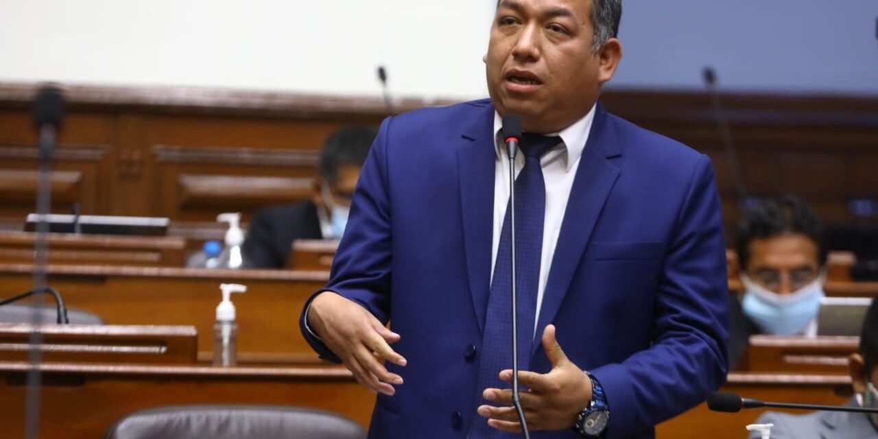 Ética aprueba informe contra Darwin Espinoza