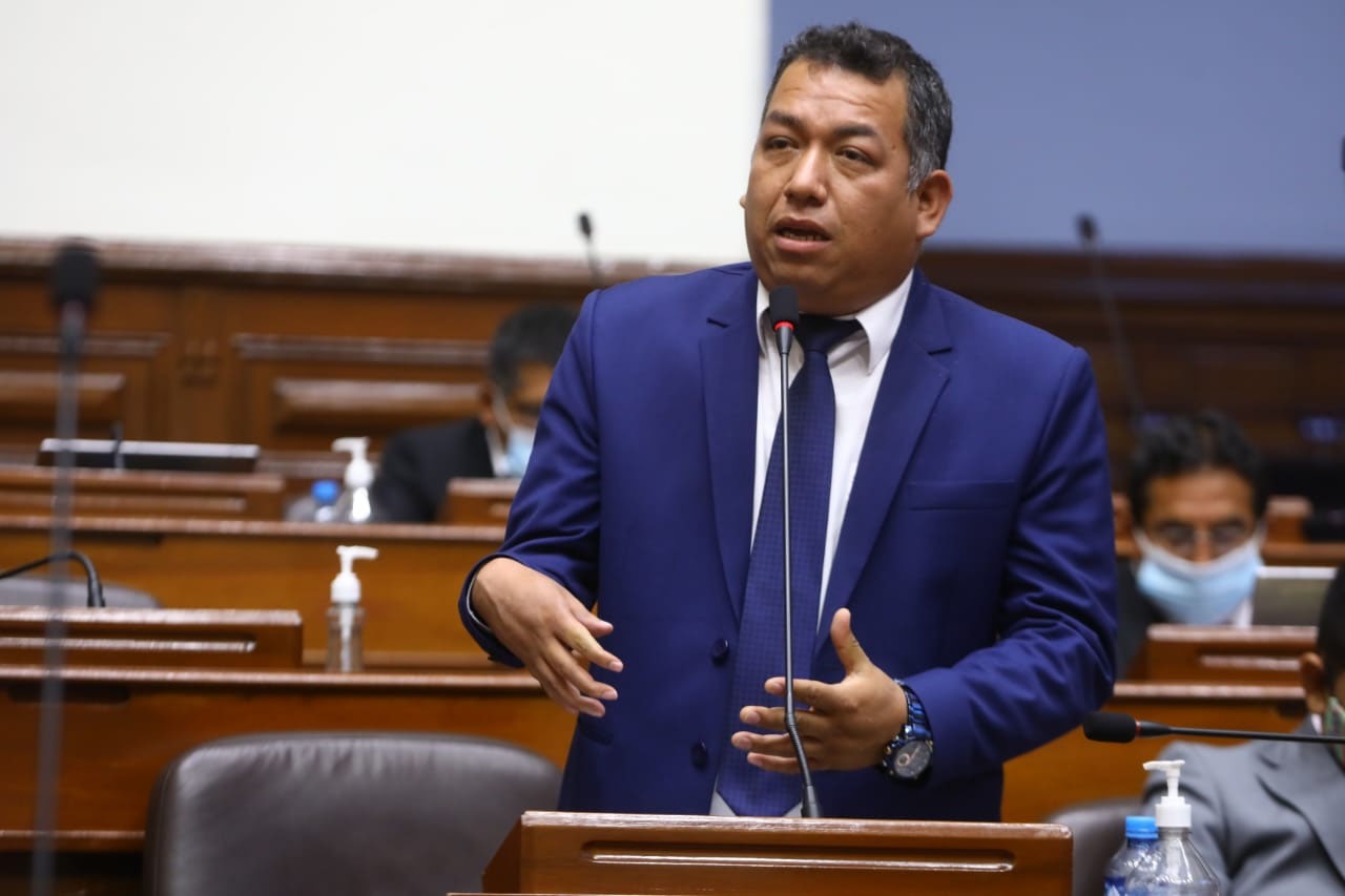 Ética aprueba informe contra Darwin Espinoza