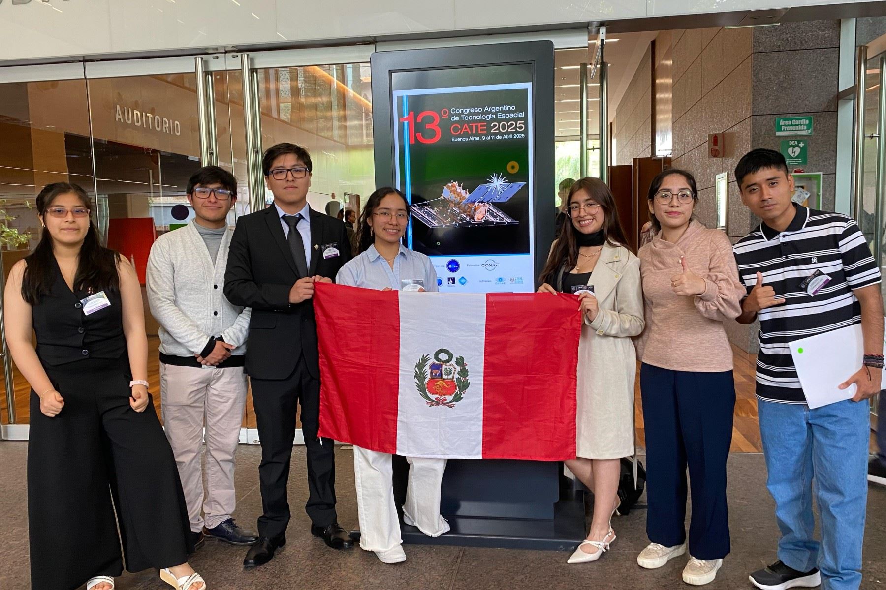 Jóvenes peruanos impactan en congreso espacial argentino