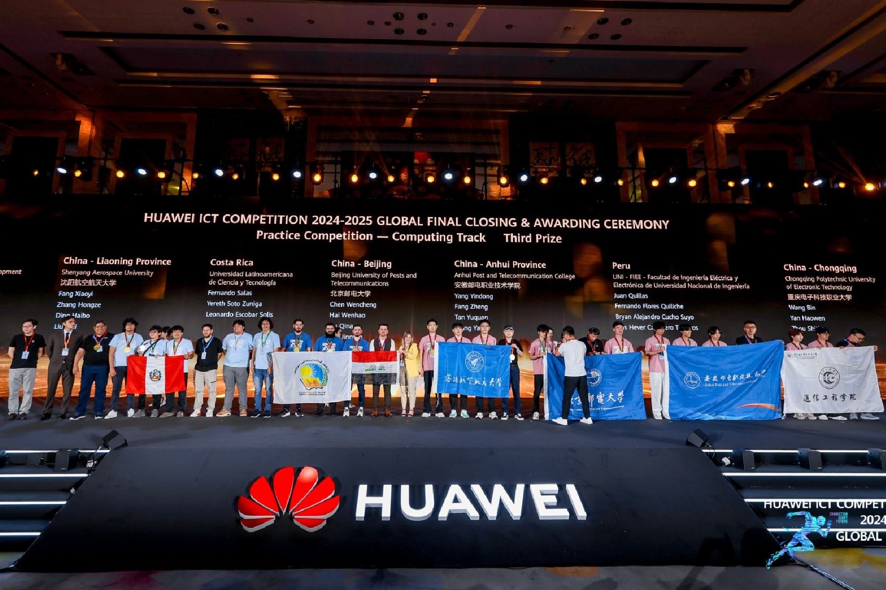 Estudiantes peruanos brillan en China y quedan en el tercer lugar