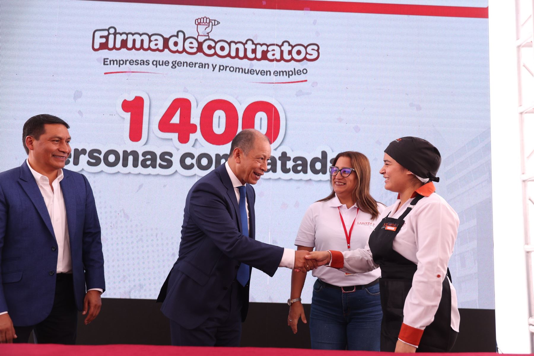 Ministro lidera firma laborales de más de 1,400 contratos