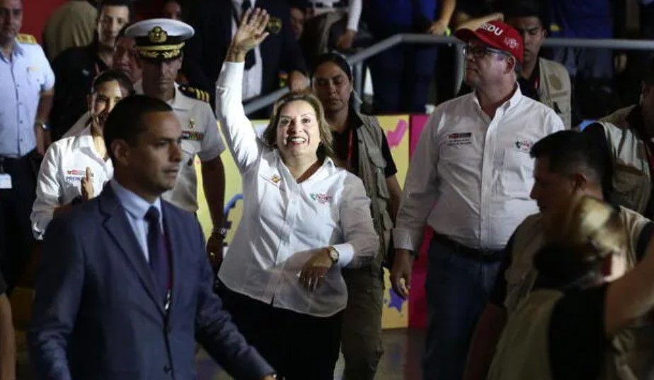 Dina Boluarte es abucheada por becarios Dina Boluarte es abucheada por becarios