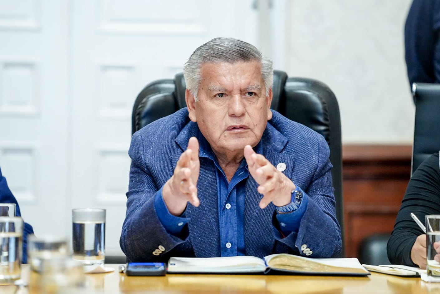 César Acuña va 121 días fuera del cargo en plena crisis