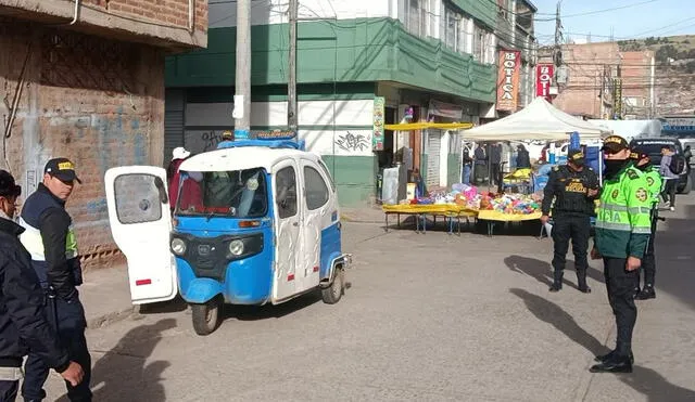Padre en su mototaxi muere mientras trabajaba enfermo en Puno
