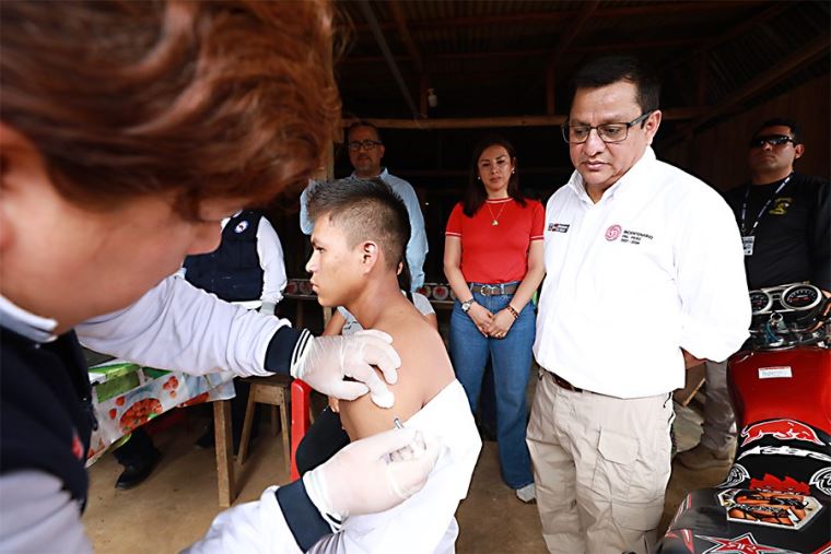 Ministro de Salud refuerza ofensiva contra la tos ferina en Loreto